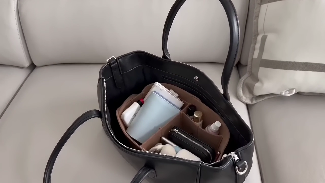 Sórganize felt organiser inside a tote bag, everything neatly stowed
